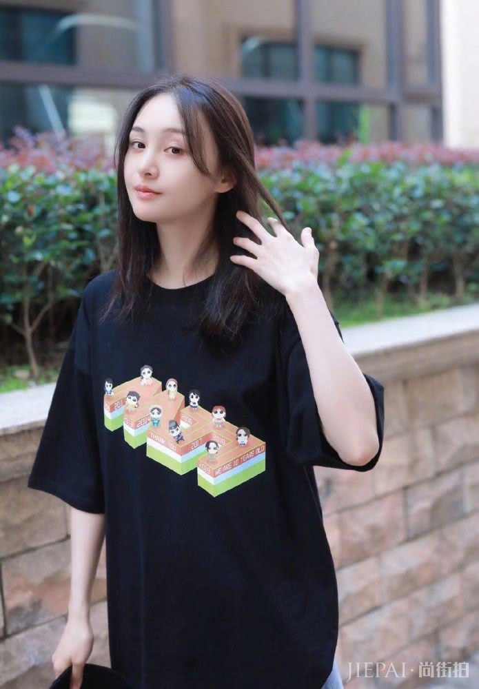 把“童年”穿在身上!卡通印花T恤正流行,童趣十足元气减龄