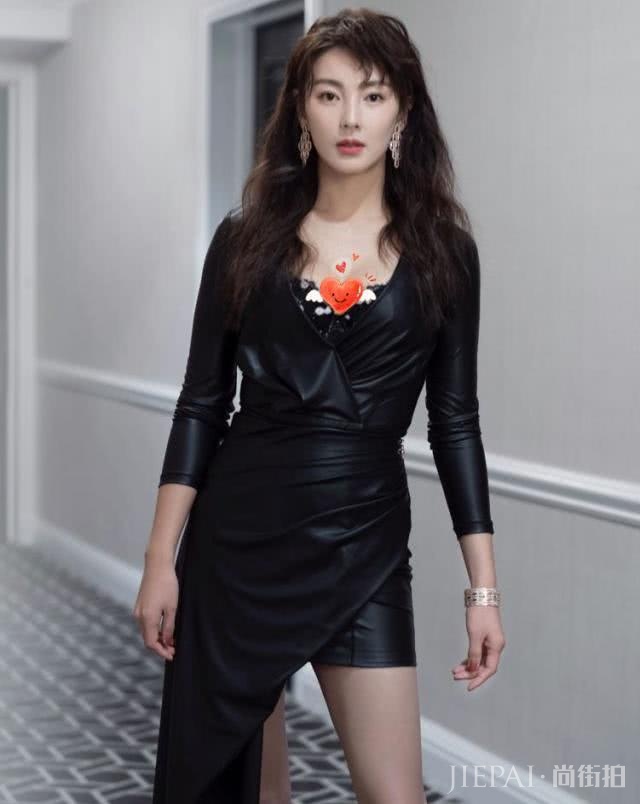 张雨绮紧跟潮流,私服穿红纱裙灵动优雅,宛如20岁小仙女