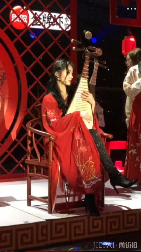 周洁琼吊带露脐背心很有看点，肉嘟嘟的肚子肉藏不住了，很可爱