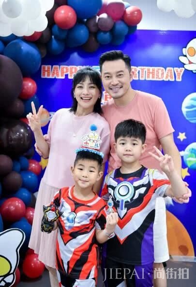 胡可晒一家四口生活照, 安吉小鱼儿同框出镜,颜值逆天超像爸爸