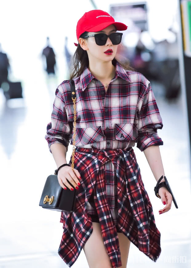 戚薇机场照穿普通马丁靴气场十足