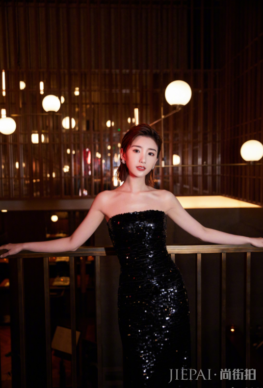 错剪短发怎么办?毛晓彤复古卷短发力挽狂澜,终于不像个男孩子了