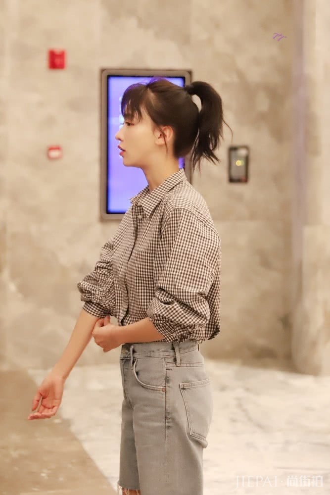 吴谨言私服造型比活动礼服更减龄,腿型匀称好看超有少女感