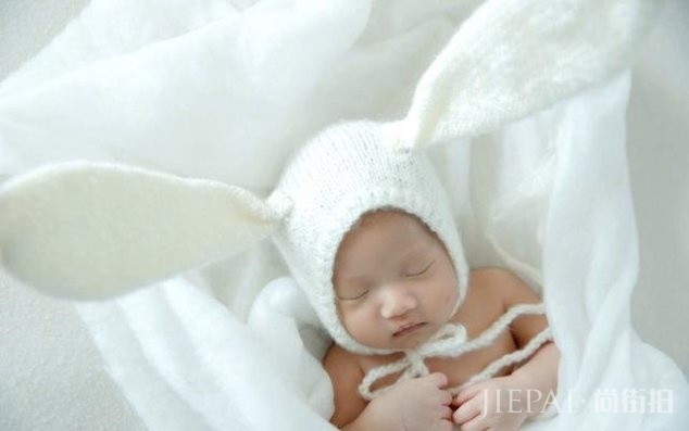 冉莹颖晒三个儿子温馨写真,羲羲在哥哥怀里安睡,长得太像轩轩了