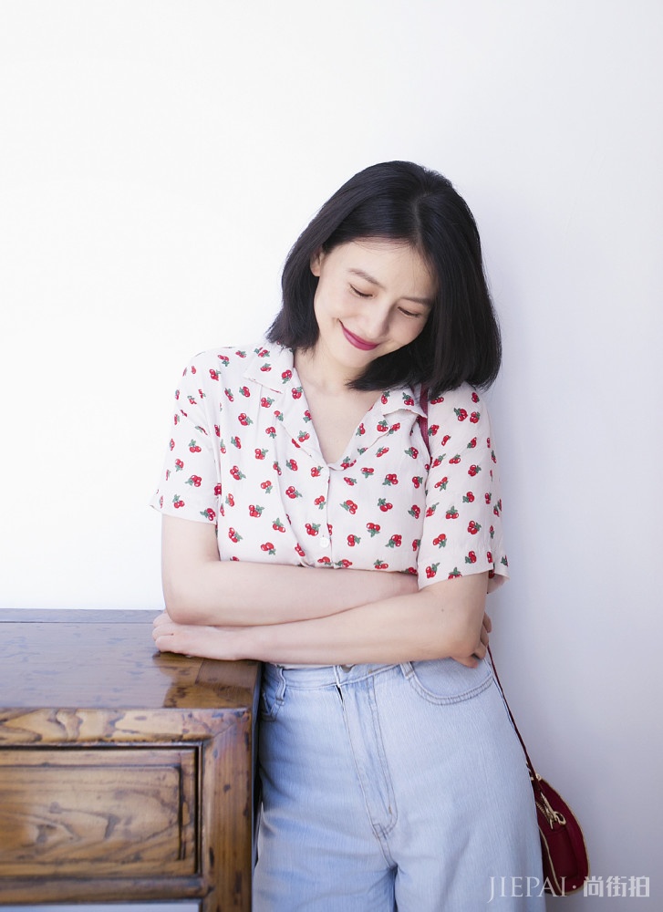 高圆圆生完宝宝后状态真好!穿印花衬衫搭配牛仔裤美回20岁