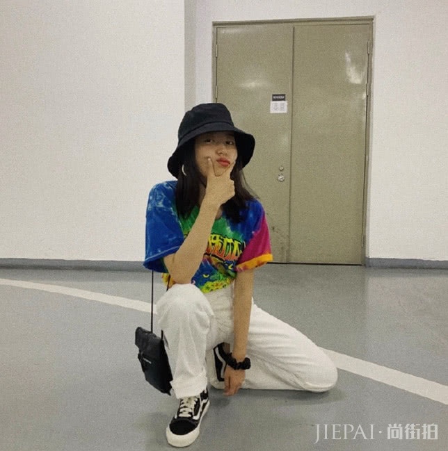 不潮不敢出街,学周雨彤小姐姐穿花衬衫配黑色短裤,帅到想娶回家