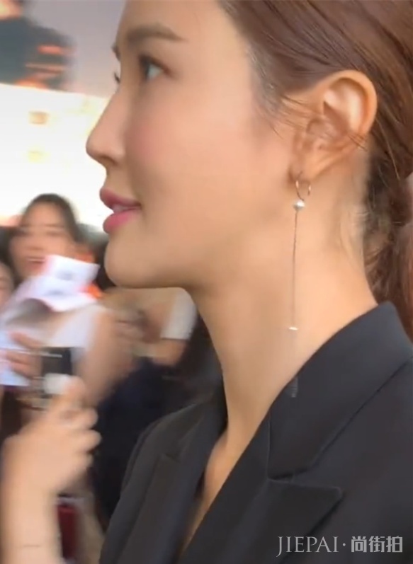 偶遇35岁李多海，皮肤好似少女，但脸又变了！撞脸王祖蓝老婆