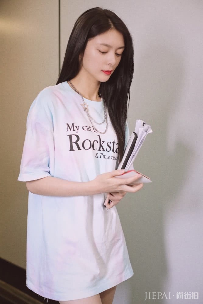 傅菁机场街拍穿T恤玩下衣失踪太吸睛，配黑色短靴大秀漫画腿