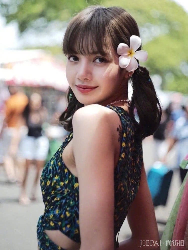 Lisa新造型上线,同样搭配皮靴风格却相差这么大?