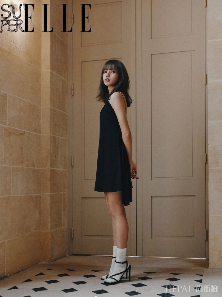 Lisa新造型上线,同样搭配皮靴风格却相差这么大?