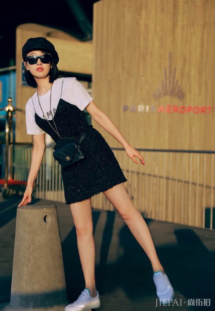 宋茜V领搭配超短裙,大红唇魅力满分