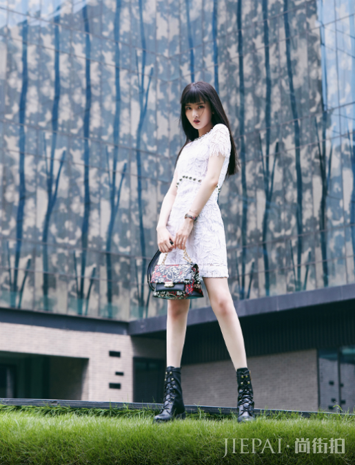 宋祖儿亮相品牌发布活动 齐刘海造型酷似小精灵