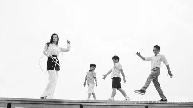 冉莹颖发朋友圈疑似承认生三胎 7月时现身小腹平平已卸货