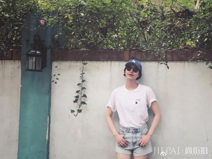 李亚鹏女友街头拍美照，大长腿比王菲惊艳，五官撞脸高圆圆