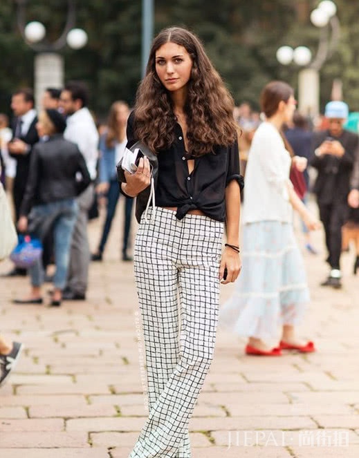 把格子印在裤子上,一起做随性洒脱的少女