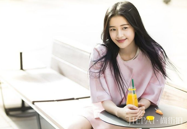 孙怡穿白色T恤搭配牛仔裙,青春十足