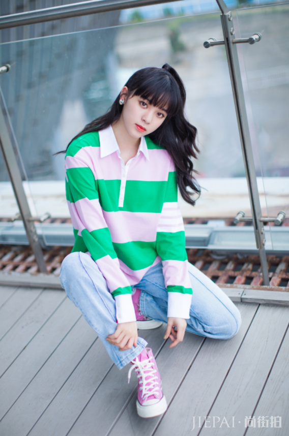 欧阳娜娜匡威鞋火了,搭配牛仔裤初恋感爆棚