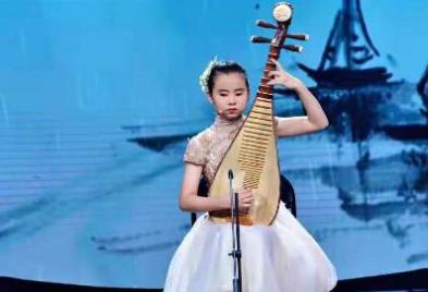 出生一个月双眼全盲,13岁弹琵琶冲进决赛,她从未放弃