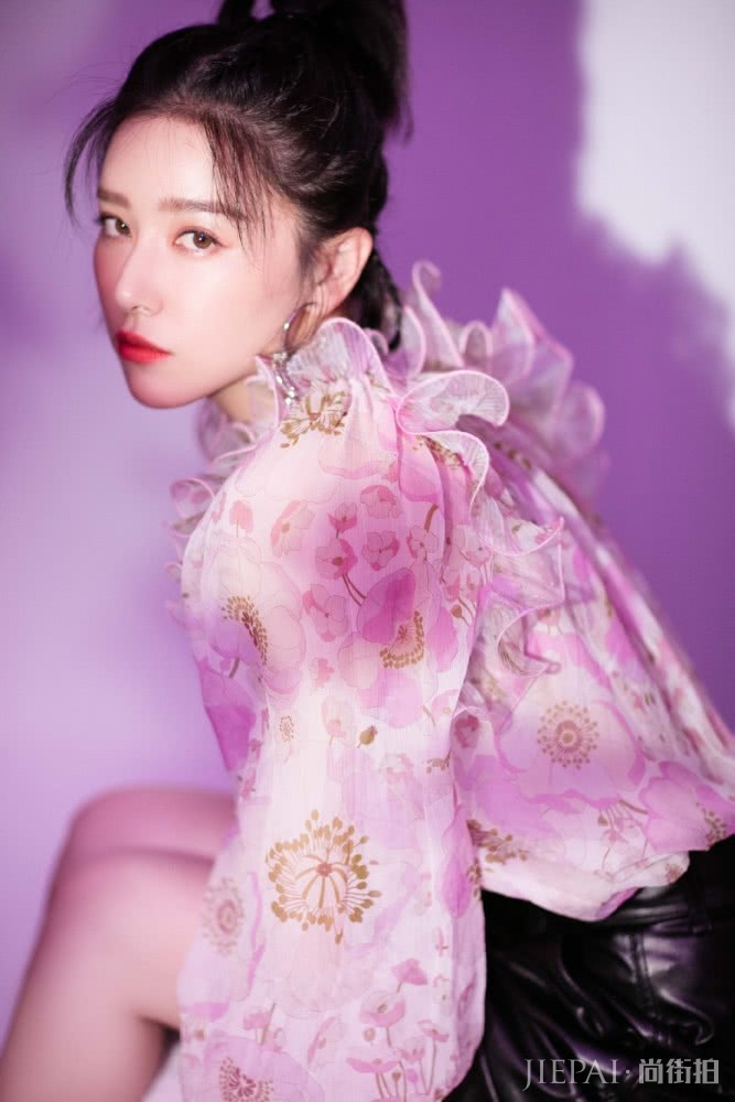 阚清子印花衬衫配皮短裤娇嫩如花，甜美不输少女