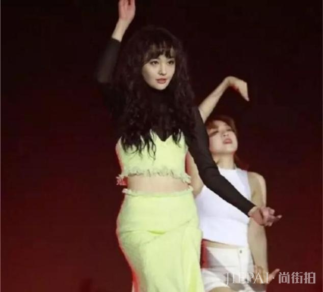 杨紫有多惨，合作肖战被骂倒贴，录视频祝福郑爽被质疑不怀好意