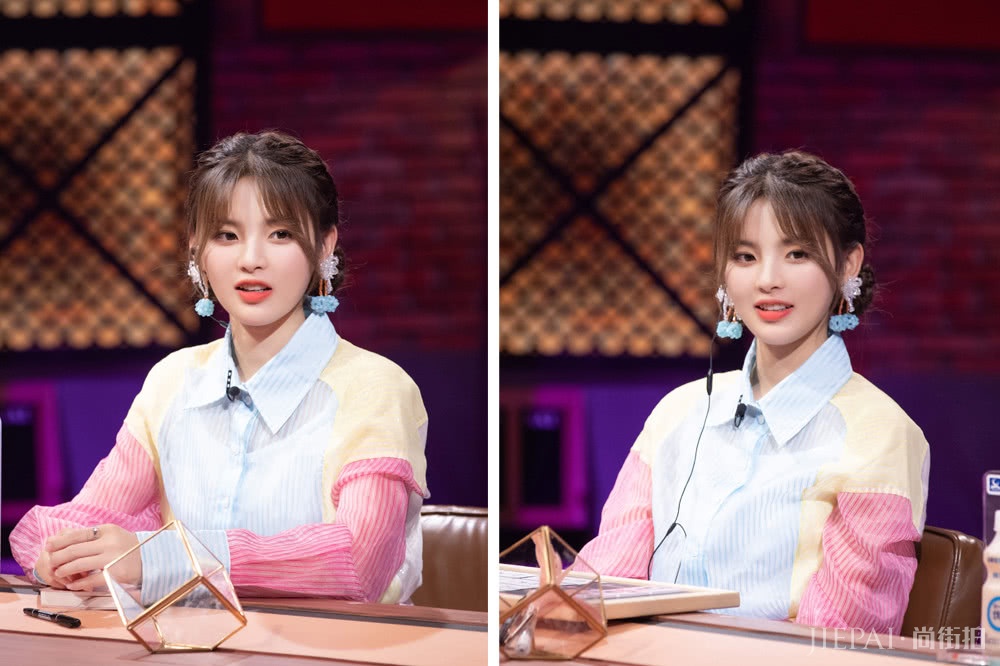 杨超越穿撞色衬衫释放少女感,混搭半裙秀美腿,耳朵戴俩绣球真甜