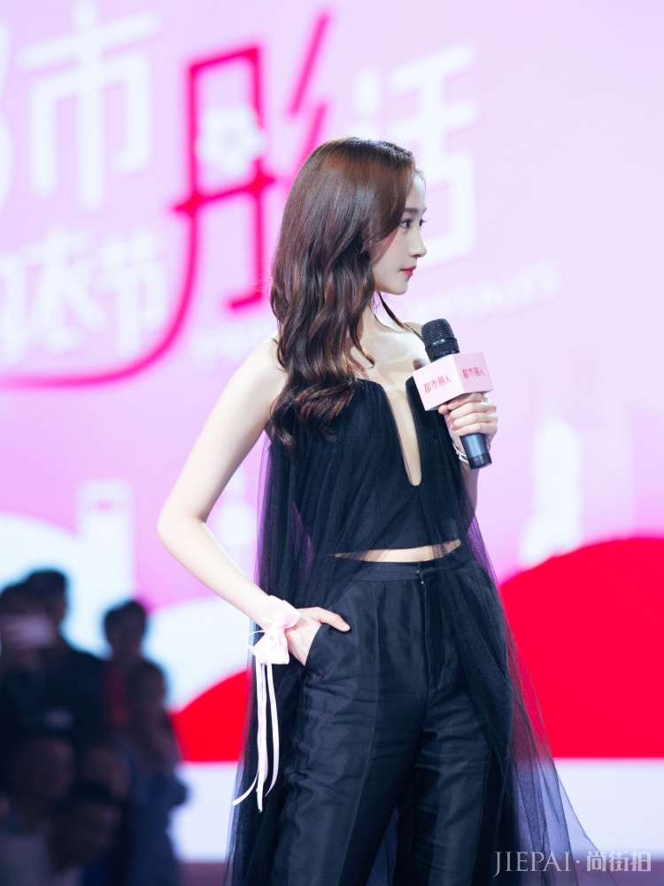 173cm关晓彤挑战深V露腰装,“腿精”就是任性