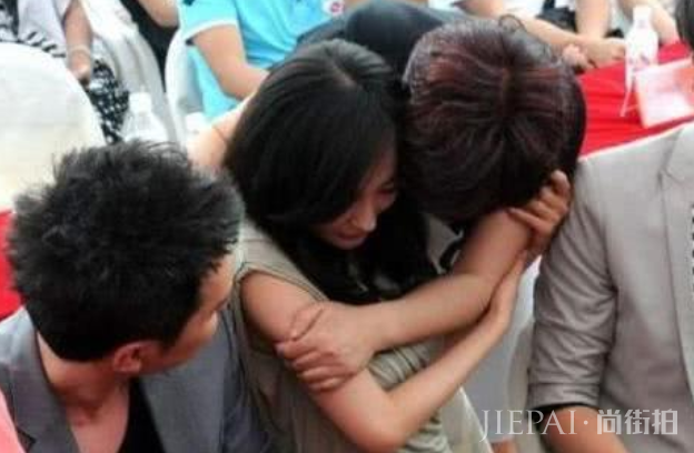 娱乐圈的女明星不容易！被揩油偷瞄强行亲吻，有苦说不出！