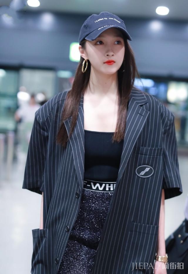 关晓彤条纹西装搭配短裙气场太强,标志性大长腿真抢镜