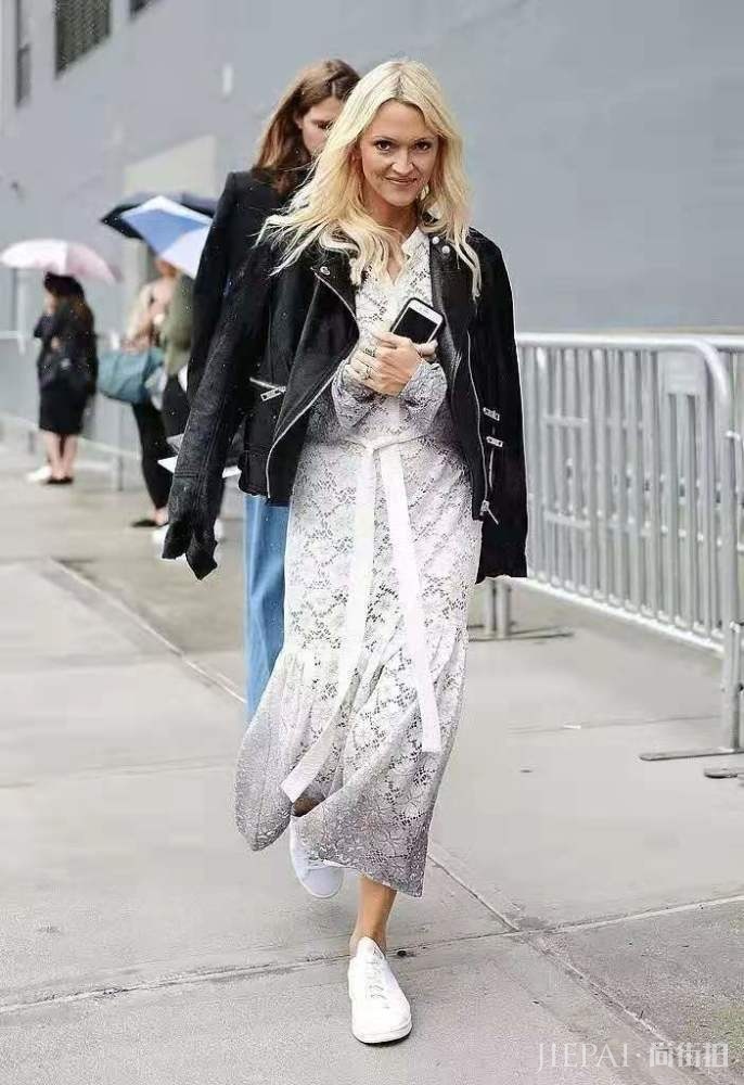 欧美街拍,又到了可以穿长裙的早秋了,看欧美潮女示范长裙搭什么鞋子好看