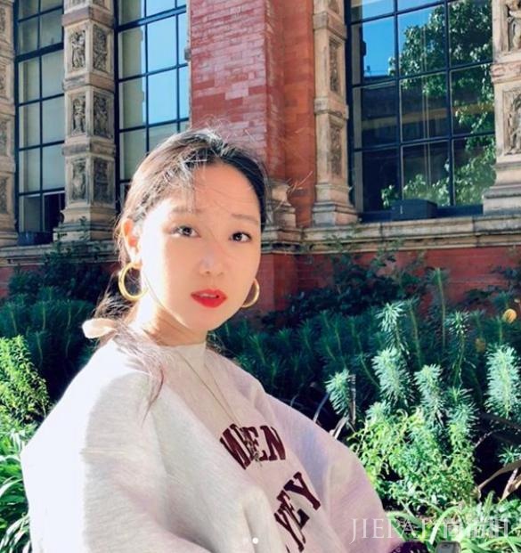39岁孔孝真背影还是20岁的样子,宛如少女