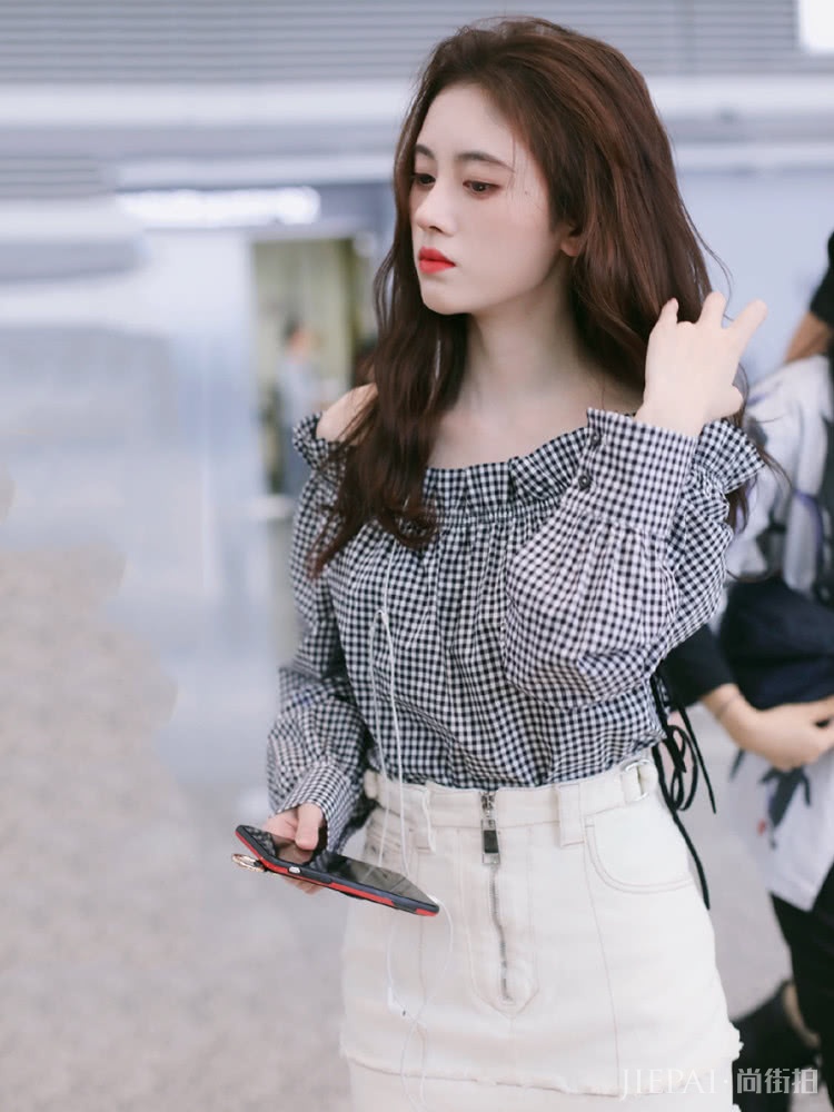 鞠婧祎一字肩搭“羊毛卷”发型,女人味十足