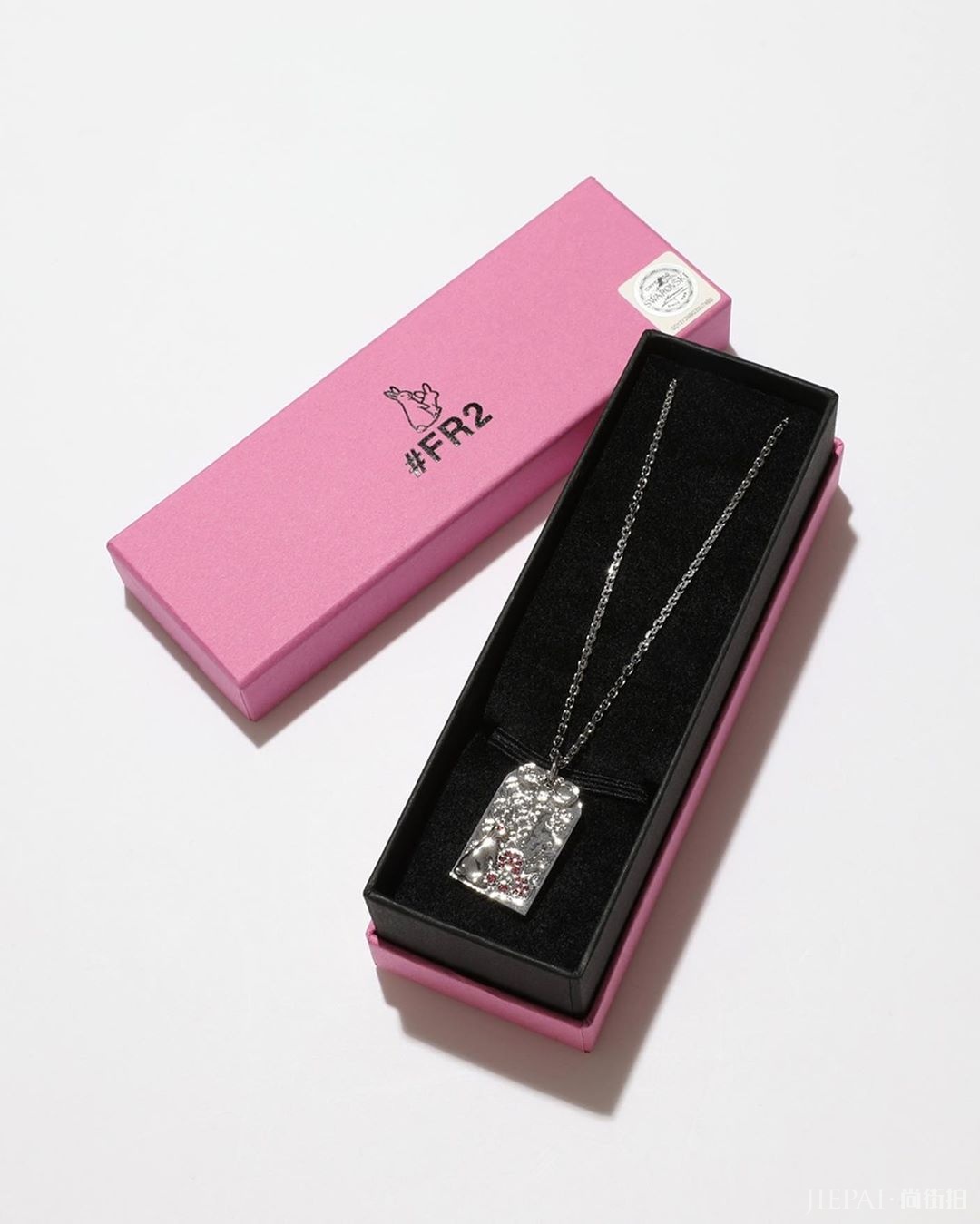 兔兔能挂在脖子上?FR2 x Swarovski发布全新首饰周边系列!