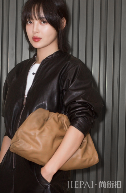 辛芷蕾把黑色皮裙穿出了满屏霸气感，现在的她越来越漂亮