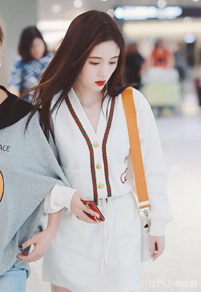 鞠婧祎机场街拍：V领开衫塞裙子里，穿小白鞋秒变清纯学生
