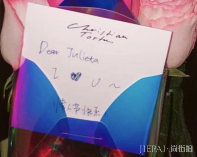 蒋劲夫七夕公开恋情,送玫瑰花给同居外国女友,用中英双语示爱