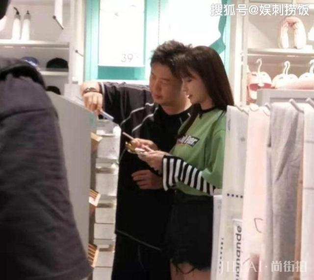 沈梦辰七夕节晒大束玫瑰花狂秀恩爱,网友默契催婚:赶紧结婚了!