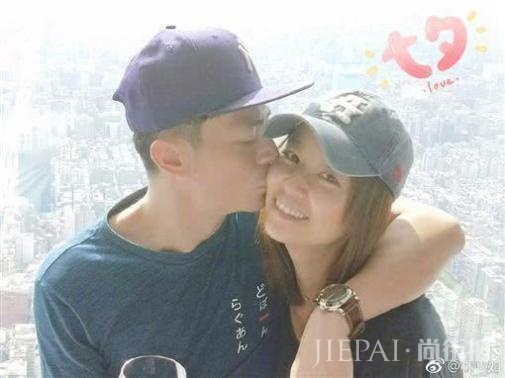 霍建华近日被粉丝认出,网友发现难道男星都逃不出“赵本山定律”