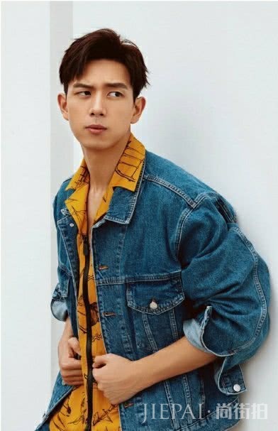 李现和肖战同穿牛仔套装拍杂志，到底谁才更有范？
