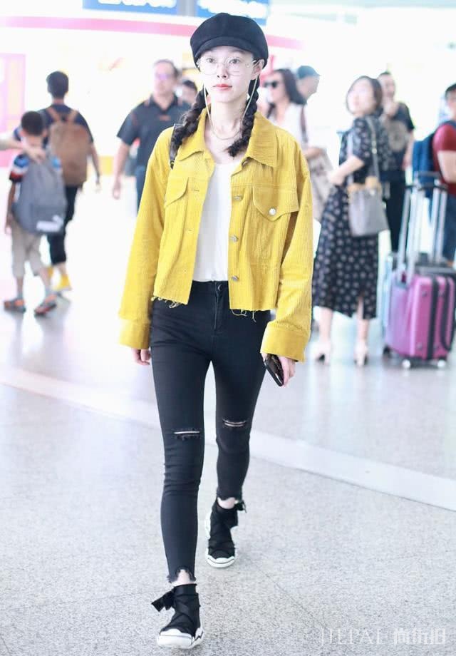 宋轶黑白红元素运动装现身机场,尽展青春少女感,哪里像30岁?