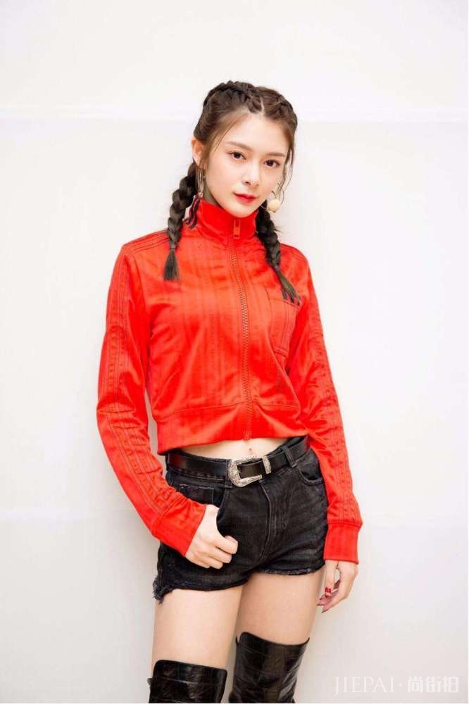 傅菁现身机场，一字肩衬衫配超短裤，双腿细长直比鲜花更抢镜