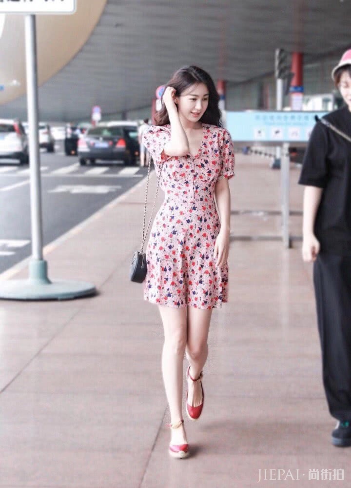 32岁李菲儿穿完碎花裙又穿小黑裙,腰臀比例惊艳