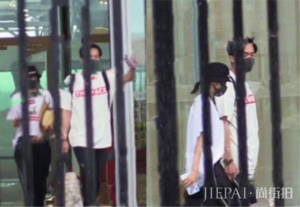 唐艺昕蜜月旅行后晒七夕写真,穿平底鞋长腿吸睛,幸福全写在脸上