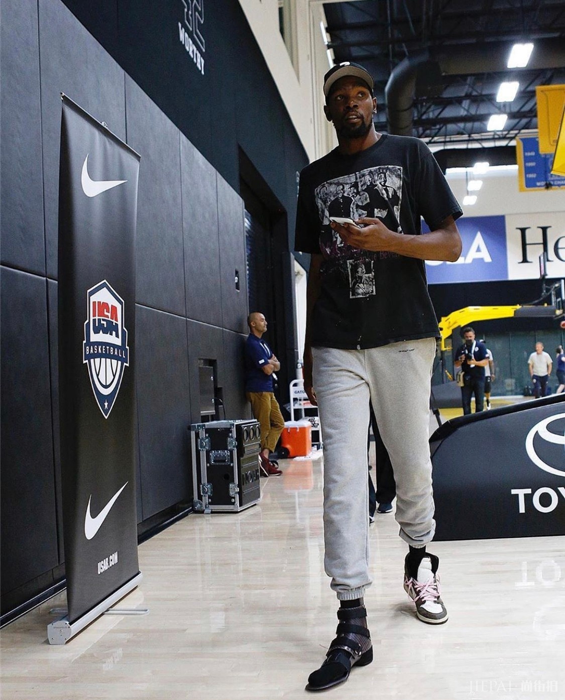 养伤的时候也要帅，杜兰特上脚Travis Scott x Air Jordan 1 ！