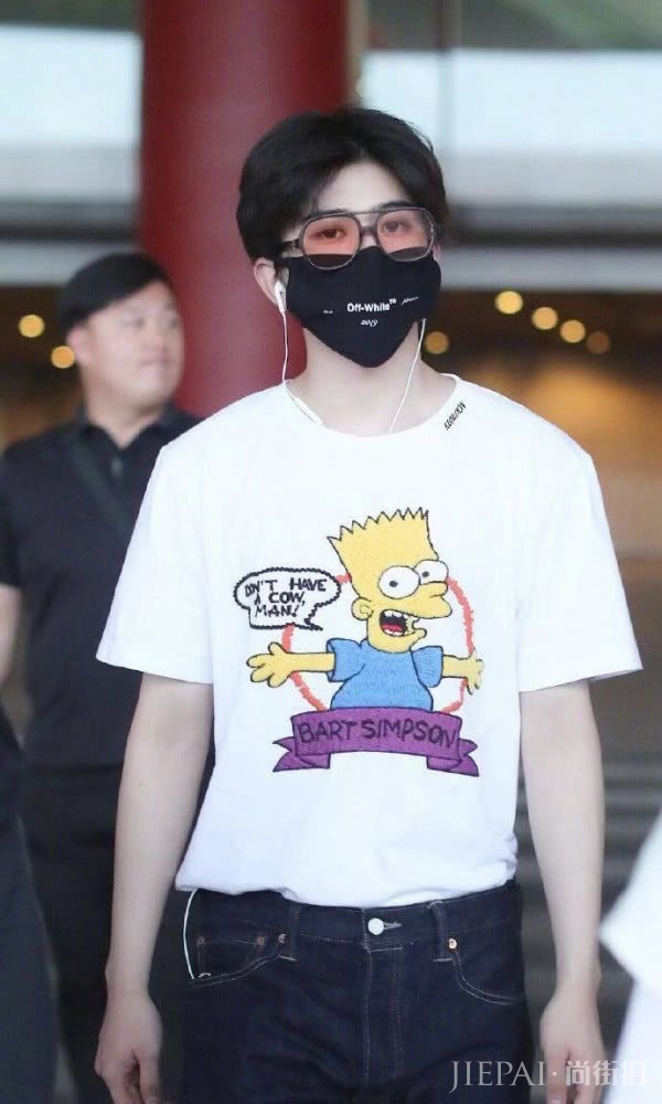 把“童年”穿在身上!卡通印花T恤正流行,童趣十足元气减龄