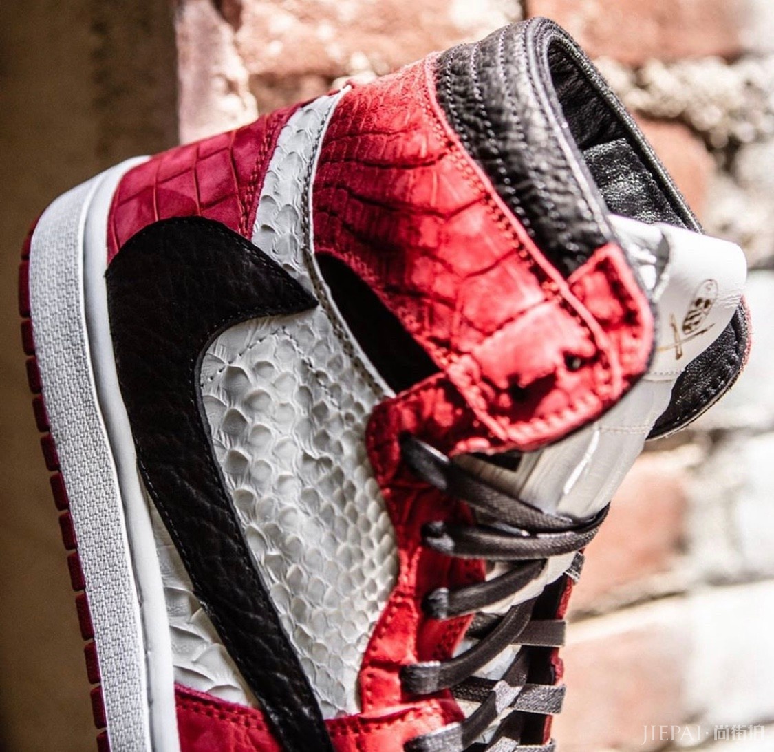 Travis Scott联乘倒钩太贵不划算？豪华版新配色考虑下？