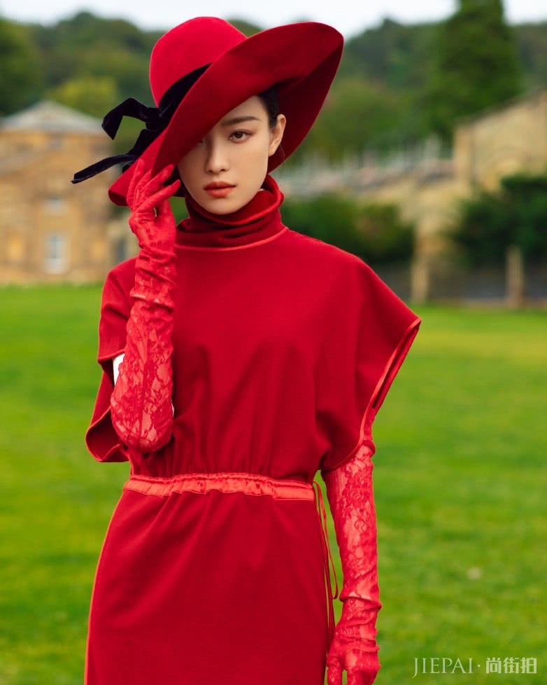 倪妮穿红色连衣裙现身,衬气质很高端