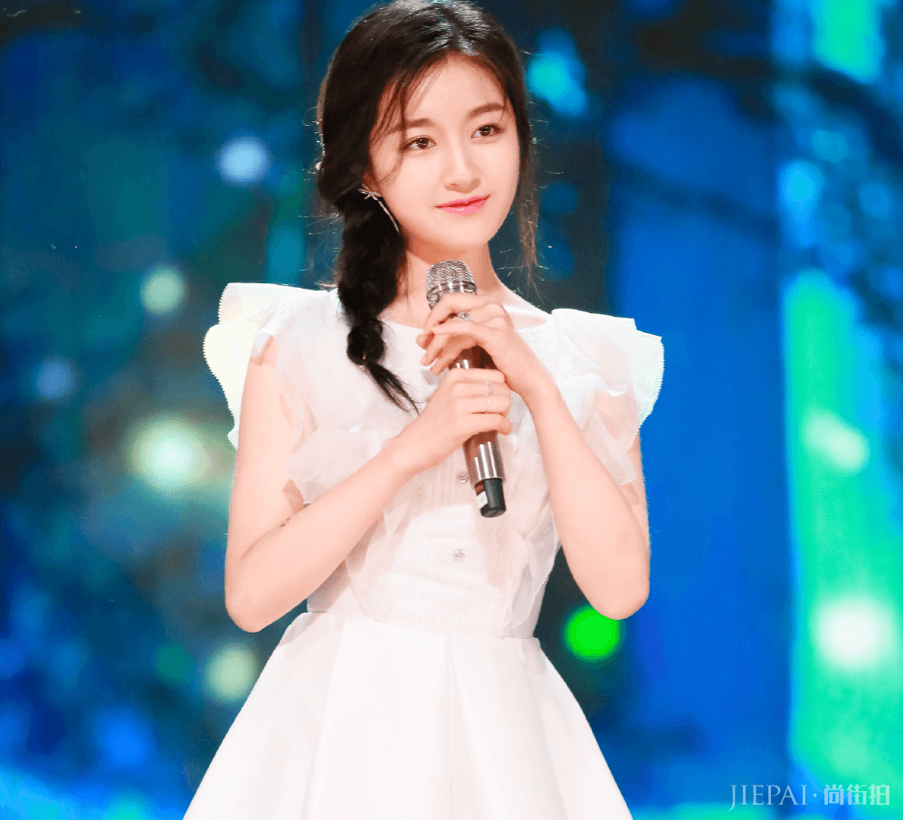 李兰迪穿水果印花裙拍大片,脖颈修长锁骨迷人