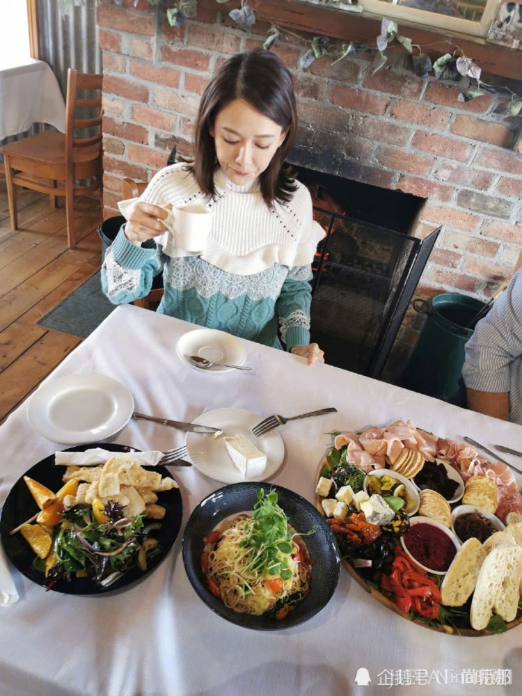 40岁陈乔恩墨尔本旅行拍大片,穿长裙打扮真少女