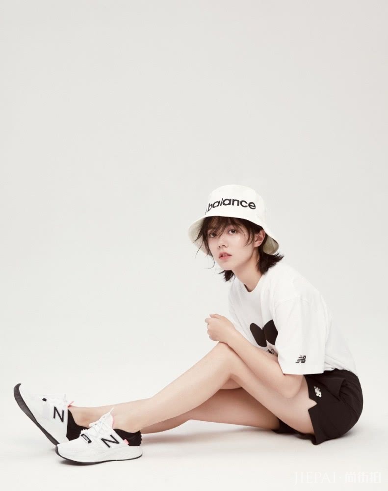 赵今麦穿衬衫领带配半身裙,气场不像17岁少女