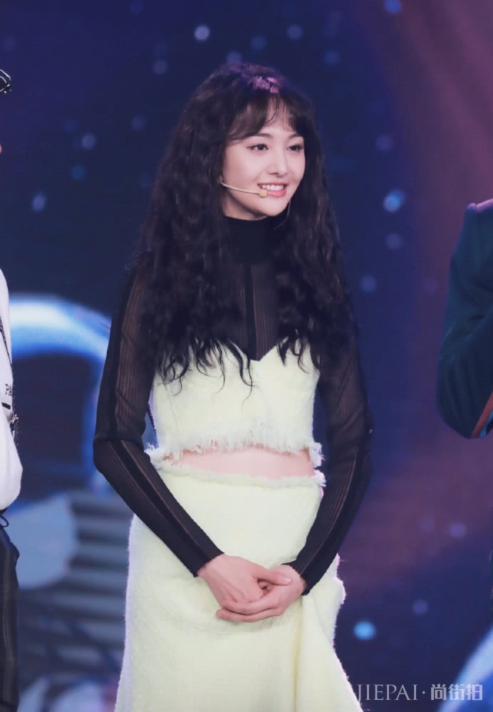 郑爽梳爆炸头配紧身露腰装，舞台上热舞成熟又撩人